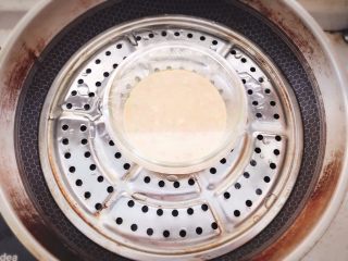 15、三文鱼蔬菜小方 宝宝辅食,封上保鲜膜后扎几个小孔，放入锅中小火，隔水蒸20分钟