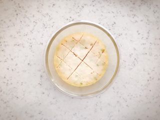 16、三文鱼蔬菜小方 宝宝辅食,蒸好的鱼糕放凉后，用刀划上几刀，再脱模，一定要放凉后脱模哦，不然很难取出