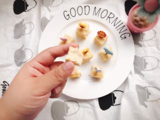 18、三文鱼蔬菜小方 宝宝辅食,这样做三文鱼不会腥，娃娃菜甜甜的，毛豆的颗粒感，口感很嫩哦～