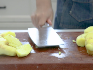 3、猪脚姜,用刀背拍散