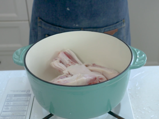 5、猪脚姜,猪蹄2个清洗干净