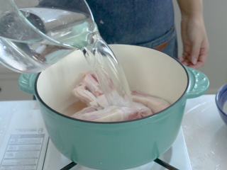 6、猪脚姜,猪蹄2个清洗干净，冷水下锅汆水