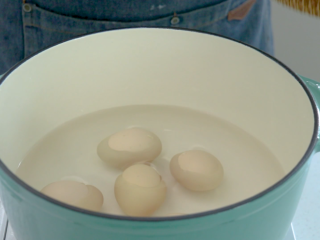 8、猪脚姜,鸡蛋6个煮大约12分钟