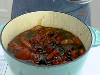 12、猪脚姜,慢煮一个小时左右，中间翻动使食材入味均匀