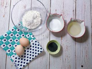 1、宝宝健康小食——黑芝麻薄脆饼干,准备食材：低筋面粉 70 g、鸡蛋 2个、白砂糖 30 g、玉米油 50 g、芝麻 10 g