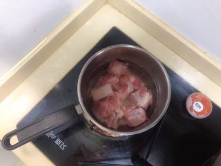2、胡萝卜玉米排骨汤,排骨先焯水