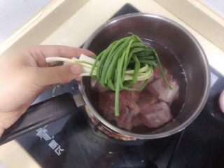 4、胡萝卜玉米排骨汤,小葱一把