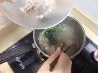 6、胡萝卜玉米排骨汤,煮出血沫后把排骨捞出