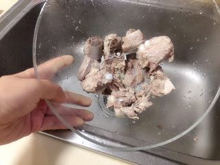 7、胡萝卜玉米排骨汤,用清水把焯好的排骨洗干净