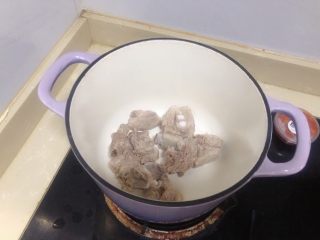 8、胡萝卜玉米排骨汤,汤锅加排骨