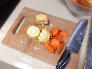 9、胡萝卜玉米排骨汤,玉米切小块,胡萝卜切滚刀块