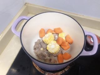 10、胡萝卜玉米排骨汤,一起放进汤锅