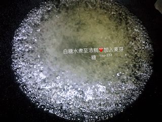 5、自制沙琪玛,另外起锅,锅中放入一大勺冷水,一大勺白糖,中火熬成糖汁。倒入麦芽糖搅拌浓稠