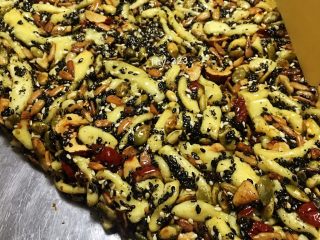 7、自制沙琪玛,出锅压平了,定型一下切成小块即可开吃啦