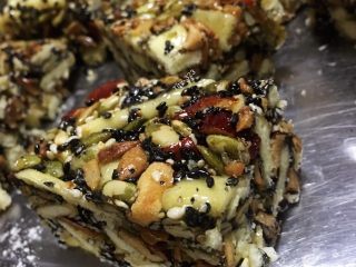 8、自制沙琪玛,超级美味哦!材料可以选择自己喜欢的添加