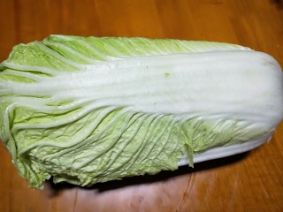 1、新年第一餐~解油腻的小菜爆淹白菜帮,大白菜去掉老叶。