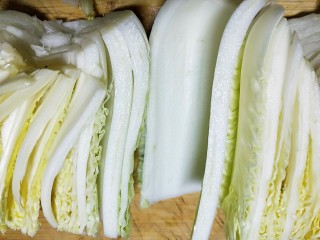 3、新年第一餐~解油腻的小菜爆淹白菜帮,从中间切开,去掉白菜疙瘩。