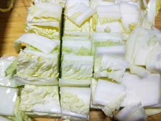 4、新年第一餐~解油腻的小菜爆淹白菜帮,切成小方块。