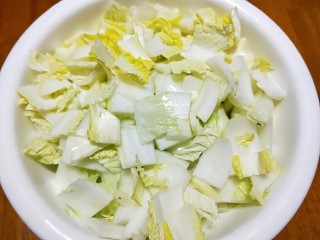 5、新年第一餐~解油腻的小菜爆淹白菜帮,放入盆中。