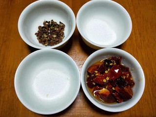 6、新年第一餐~解油腻的小菜爆淹白菜帮,调料准备好,花椒粒适量味精3克,盐5克,油炸干辣椒20克。