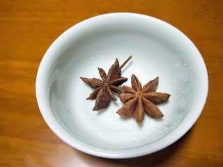 7、新年第一餐~解油腻的小菜爆淹白菜帮,八角两个。