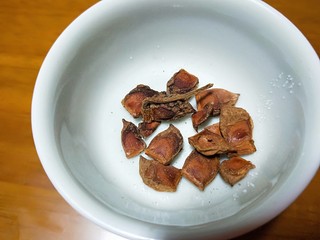 8、新年第一餐~解油腻的小菜爆淹白菜帮,掰开成小瓣。