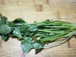 9、新年第一餐~解油腻的小菜爆淹白菜帮,香菜洗干净切段。