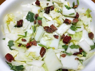 11、新年第一餐~解油腻的小菜爆淹白菜帮,放入辣椒油,盐,花椒粒,八角,味精拌均匀。