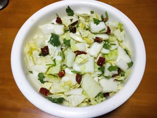 12、新年第一餐~解油腻的小菜爆淹白菜帮,拌均匀放一晚上,早餐即可食用。