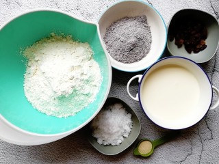 1、奶香黑米发糕,称量好所有需要的食材