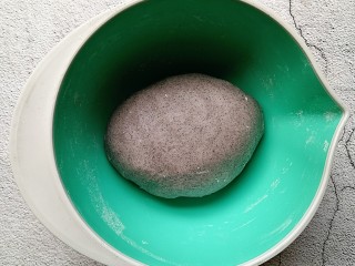 4、奶香黑米发糕,揉成一个略微黏手的面团