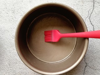 5、奶香黑米发糕,取一个6寸模具，刷上一层玉米油（方便脱模）