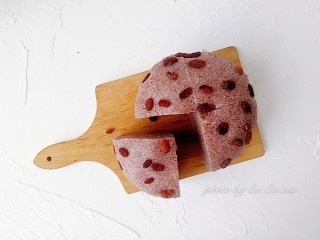 8、奶香黑米发糕,发糕不烫手就可以脱模了，切块就可以吃啦！