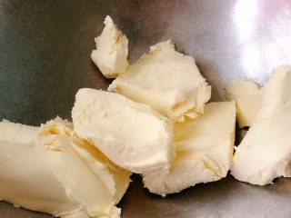 1、奶油奶酪戚风,准备好奶油奶酪