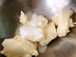 2、奶油奶酪戚风,加入20克糖