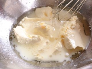 6、奶油奶酪戚风,奶酪盆放锅上面搅拌至顺滑