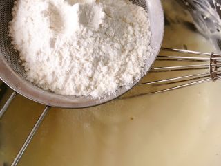 8、奶油奶酪戚风,筛入面粉