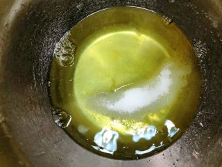 10、奶油奶酪戚风,蛋清蛋黄分离（一般我做蛋糕的时候第一步就是把蛋清蛋黄分离好备用）