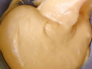 13、奶油奶酪戚风,搅拌均匀的面糊放一边备用