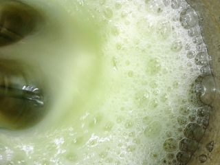 17、奶油奶酪戚风,打到如图状态到第二份糖