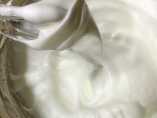 19、奶油奶酪戚风,打到提起打蛋器有一个如图的小三角就行了