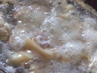 1、猪蹄黄豆汤,猪蹄切小块，凉水下锅焯烫，捞出洗净沥干水分