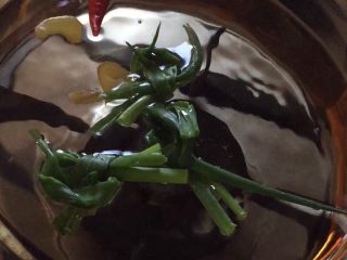 2、猪蹄黄豆汤,生姜切片，葱叶打结，与干辣椒分别放入汤锅