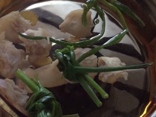 3、猪蹄黄豆汤,放入猪蹄块