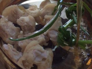 4、猪蹄黄豆汤,放入料酒