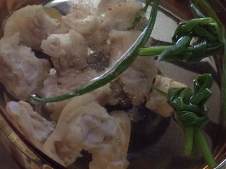 5、猪蹄黄豆汤,放入五香粉