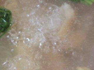 6、猪蹄黄豆汤,大火烧开转小火煮至猪蹄8分熟