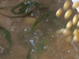 7、猪蹄黄豆汤,放入泡发的黄豆继续煮15分钟