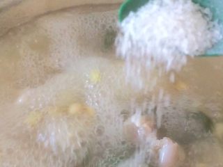 8、猪蹄黄豆汤,放盐调味