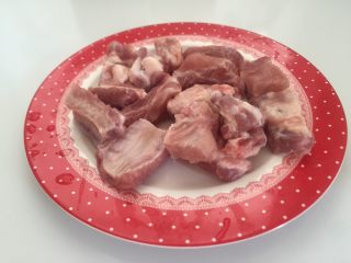 1、番茄排骨汤,猪排骨解冻。
